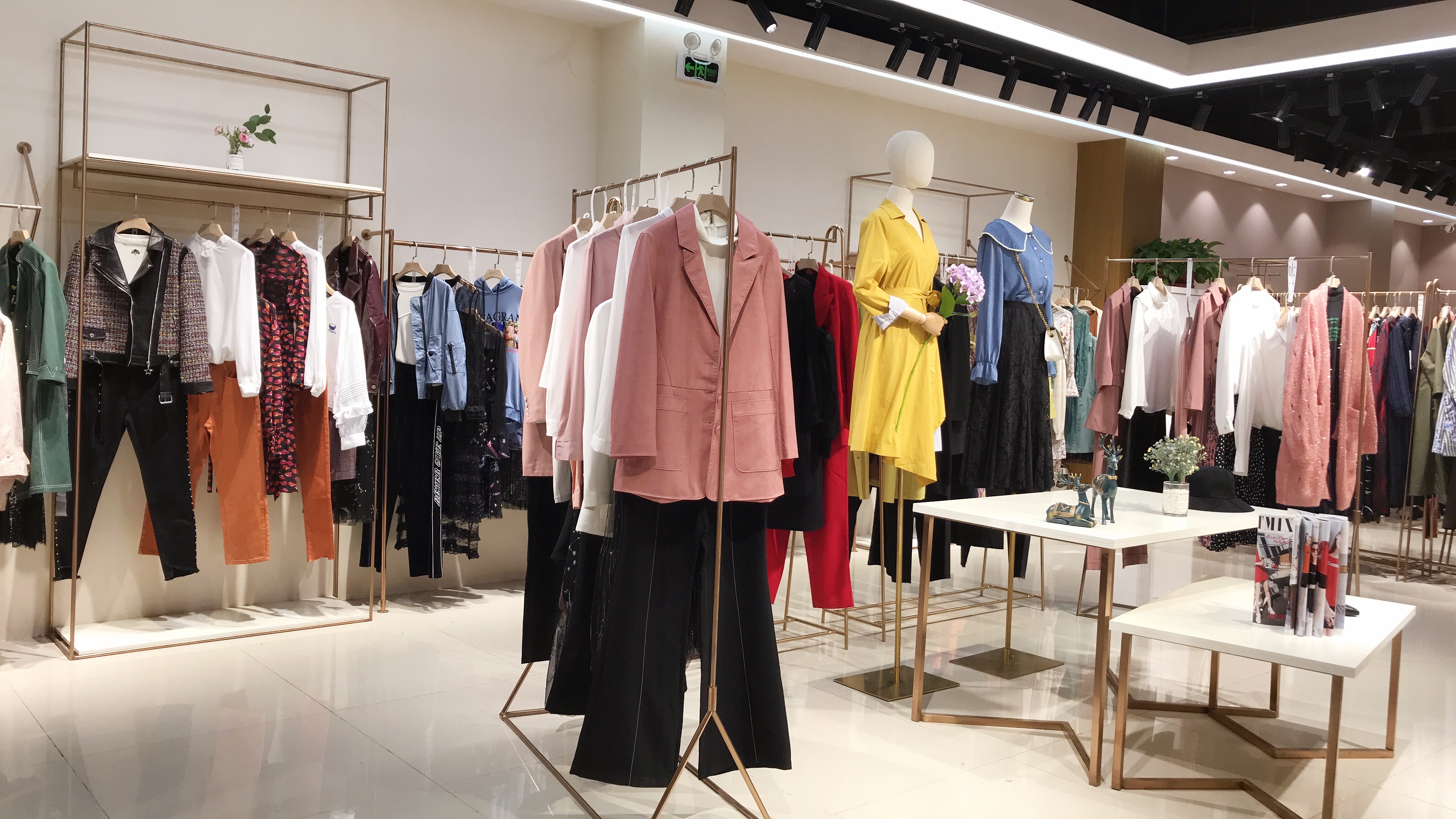 货,让客户拿货放心,省心,并且价格实惠,性价比高,拿货价是专柜价格的