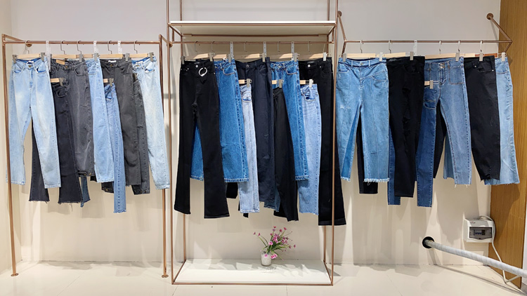 牛仔裤20秋款品牌折扣女装剪标走份批发专柜正品快手直播货源